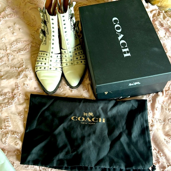 White booties from COACH size 6 can fit a 6 1/2 - Picture 6 of 8